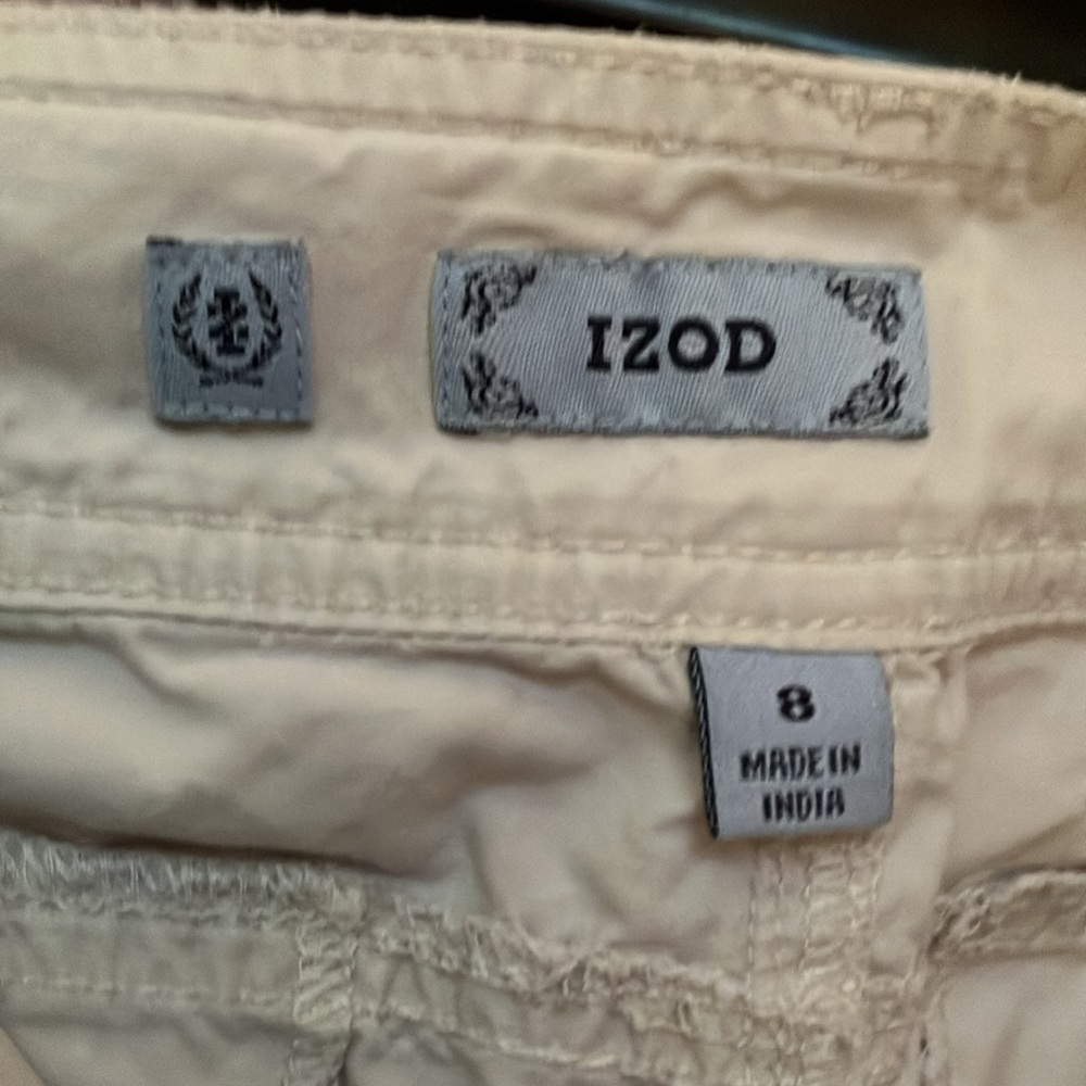 Women’s IZOD capris , tan, size 8. Very good used condition.
